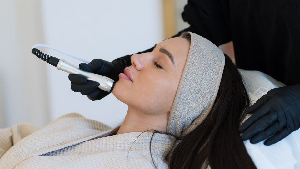 Paciente recibiendo tratamiento hydrofacial en marbella
